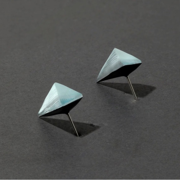 ALEXIS BITTAR NWT Grey Blue Hand Carved Painted Lucite Pyramid Post Earrings - Picture 6 of 10